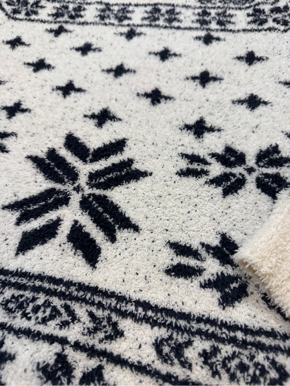 Barefoot Dreams Women’s Medium CozyChic Fair Isle Snowflake Sweater Soft Plush - Picture 4 of 8